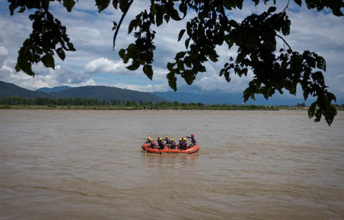  Lực lượng Cảnh sát Vũ trang Nepal (APF) tìm kiếm thi thể bị cuốn trôi sau trận lũ quét và sạt lở trên sông Narayani, Chitwan, Nepal, ngày 1/9. 