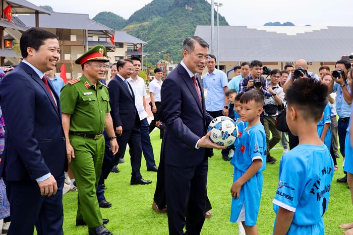  Sau lễ khai giảng, Thủ tướng Lê Minh Hưng giao lưu, động viên các em học sinh. Ngôi trường rộng gần 5 ha, có khu phòng học, phòng chức năng, khu nội trú, nhà đa năng, sân thể thao (bóng đá, bóng rổ, đường chạy), với tổng mức đầu tư 255 tỷ đồng. Đây là một trong những dự án giáo dục có quy mô lớn của tỉnh Lào Cai, được kỳ vọng sẽ tạo bước chuyển mạnh mẽ trong việc chăm lo, bồi dưỡng thế hệ trẻ nơi vùng biên. Ảnh: Văn Mạnh. 