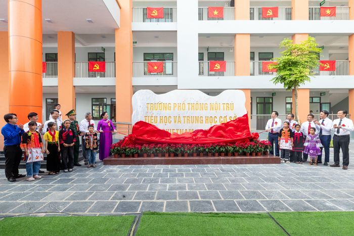  Cờ đỏ sao vàng cũng nối dài theo bước chân học sinh ở trường Phổ thông nội trú Tiểu học và THCS Petrovietnam - Phong Thổ (Lai Châu). Ở những địa bàn vùng biên, con đường đến trường chưa bao giờ là một hành trình dễ dàng. Khoảng cách địa lý, địa hình chia cắt, thời tiết khắc nghiệt và điều kiện kinh tế gia đình khiến việc duy trì học tập của không ít học sinh đứng trước nhiều trở ngại. Ảnh: Xuân Sơn. 