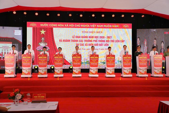  Phó thủ tướng Thường trực Chính phủ Phạm Gia Túc cùng các em học sinh trường Phổ thông nội trú Tiểu học và THCS Thanh Nưa (xã Thanh Nưa, Điện Biên) đón lễ khai giảng sáng 5/9. Sau 9 tháng thi công, ngôi trường mới đã hoàn thành, đáp ứng niềm mong đợi của học sinh, nhân dân xã biên giới. Tổng mức đầu tư xây dựng trường hơn 220 tỷ đồng. 30 phòng học mới, 14 phòng học bộ môn, khu nuôi dưỡng, nhà đa năng, bể bơi, sân chơi… đáp ứng nhu cầu học tập, ăn, ở cho 1.011 học sinh. Ảnh: Xuân Tư.