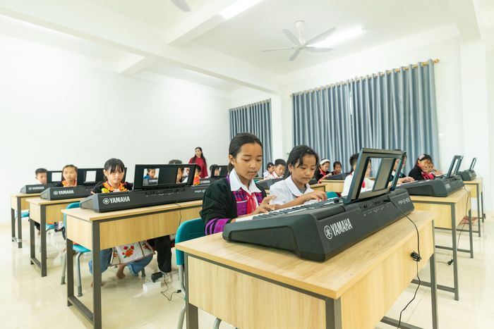 Ông Hà Quang Trung, Chủ tịch UBND tỉnh Lai Châu, nhìn nhận ngôi trường mới không chỉ tạo dựng môi trường học tập, rèn luyện và chăm sóc toàn diện cho học sinh các dân tộc, mà còn là điểm tựa chắp cánh những ước mơ vượt núi, vươn xa. Ông Trung đề nghị đề nghị nhà trường quản lý, khai thác hiệu quả cơ sở vật chất, chăm lo tốt đời sống nội trú và xây dựng môi trường giáo dục an toàn, thân thiện, kỷ cương, giàu tình thương. Ảnh: Xuân Sơn.