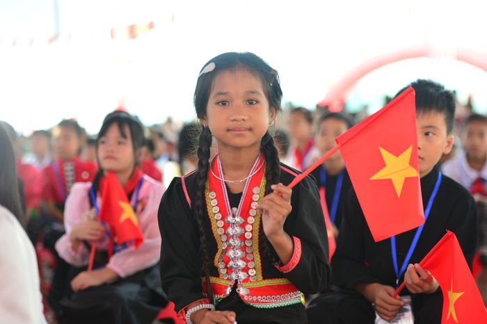  Thầy Vũ Như Công, Phó hiệu trưởng, cho biết năm học 2026-2027, trường có tổng số 1.050 học sinh, chủ yếu là người dân tộc Thái, Mông, Xinh Mun... Trong đó, khoảng 660 em nhà xa, không thể đi về trong ngày, sẽ ở nội trú. "Thầy và trò đều rất phấn khởi khi được dạy và học trong ngôi trường mới khang trang", thầy Công chia sẻ. Ảnh: Ngọc Khiêm. 