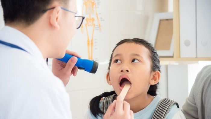  Các bệnh lý hô hấp như viêm họng, viêm amidan thường dễ lây lan trong môi trường học tập đông người, đặc biệt khi trẻ tiếp xúc gần với bạn bè và thầy cô. Ảnh: Reddits.