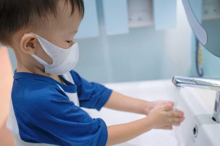  Rửa tay thường xuyên, đặc biệt trước khi ăn và sau khi đi vệ sinh, giúp trẻ hạn chế nguy cơ tiếp xúc và lây nhiễm các tác nhân gây bệnh.