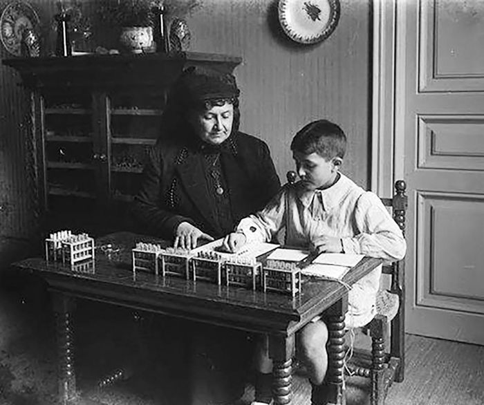 Khi Maria Montessori còn trẻ, bà không muốn trở thành giáo viên. Ảnh minh họa: I.M.