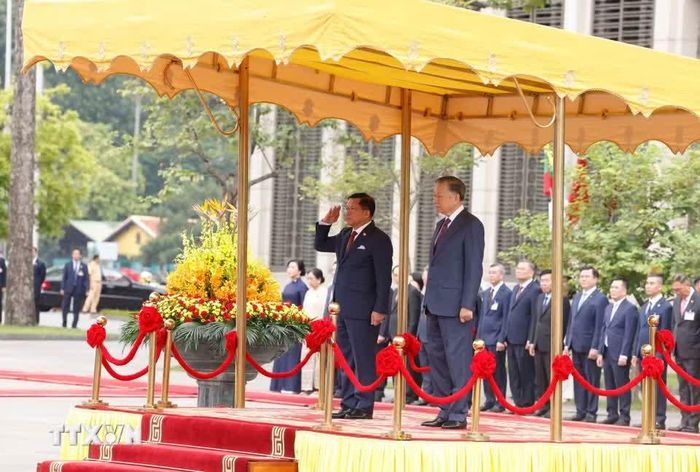  Tổng Bí thư, Chủ tịch nước Tô Lâm và Tổng thống Myanmar Min Aung Hlaing thực hiện nghi thức chào cờ. Ảnh: Thống Nhất, Phạm Kiên/TTX. 