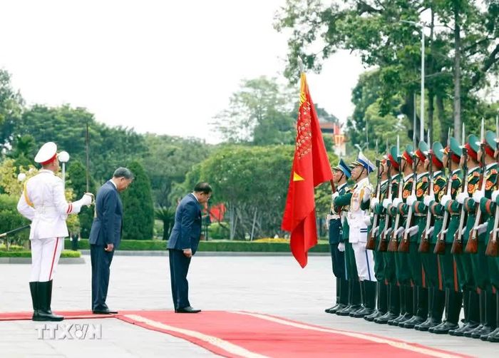  Tổng Bí thư, Chủ tịch nước Tô Lâm và Tổng thống Myanmar Min Aung Hlaing duyệt Đội danh dự Quân đội nhân dân Việt Nam. Ảnh: Thống Nhất, Phạm Kiên/TTX. 