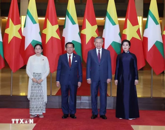  Tổng Bí thư, Chủ tịch nước Tô Lâm và Phu nhân cùng Tổng thống Myanmar Min Aung Hlaing và Phu nhân chụp ảnh chung. Ảnh: Thống Nhất/TTX. 
