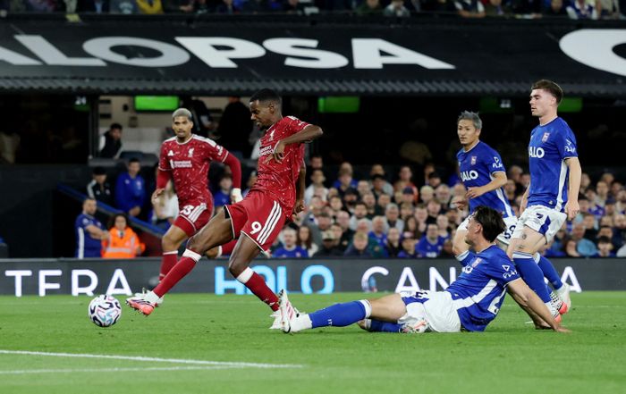  Liverpool từng trả 125 triệu bảng để mua Isak từ Newcastle, mức phí kỷ lục của bóng đá Anh vào hè 2025. 