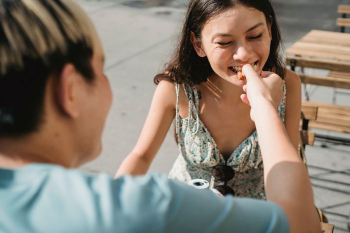 Nhiều nghiên cứu cho thấy ăn cùng người khác mang lại nhiều tác động tích cực cho sức khỏe và tinh thần. Ảnh: Samson Katt/Pexels.