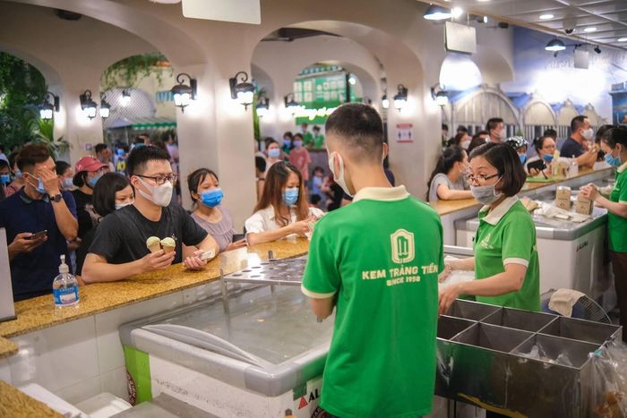 Số 35 Tràng Tiền là địa chỉ quen thuộc với thực khách nhiều thế hệ yêu thích Kem Tràng Tiền. Ảnh: Phạm Thắng.
