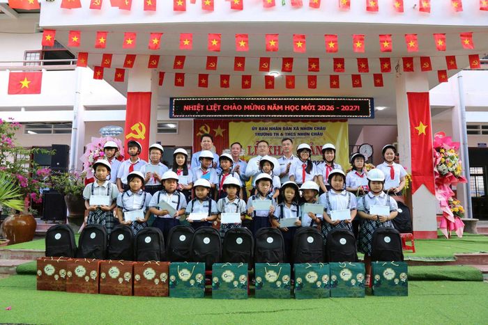  Chương trình huy động nhiều nguồn lực xã hội để trao học bổng, quà cho các em học sinh có hoàn cảnh khó khăn ở xã đảo Nhơn Châu (Gia Lai). Ảnh: BTC. 