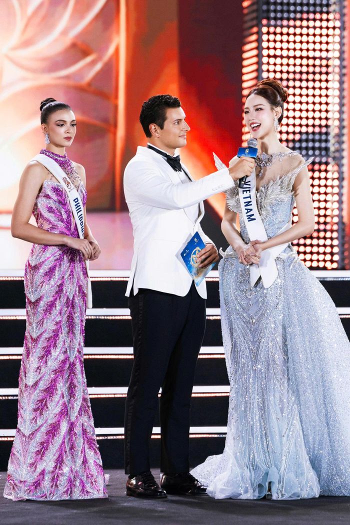 Các thí sinh trên sân khấu Miss World. 