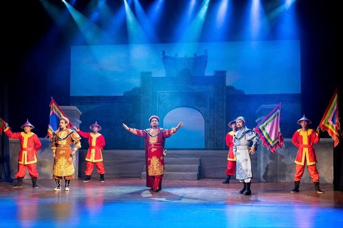 Các nghệ sĩ Nhà hát Nghệ thuật Cải lương Trần Hữu Trang trình diễn trích đoạn vở cải lương “Khúc tráng ca thành Gia Định”