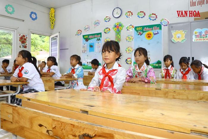 Học sinh Bản Tèn háo hức trở lại lớp trong ngày khai giảng năm học 2026 - 2027