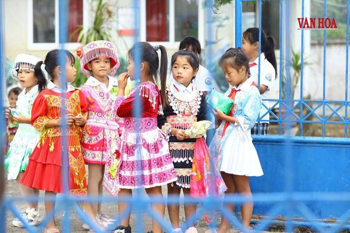 Những trang phục nhiều sắc màu của học sinh đồng bào người Mông