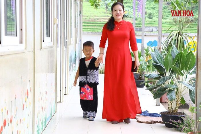 Cô giáo dắt học sinh vào lớp trong ngày đầu năm học mới tại điểm trường Bản Tèn