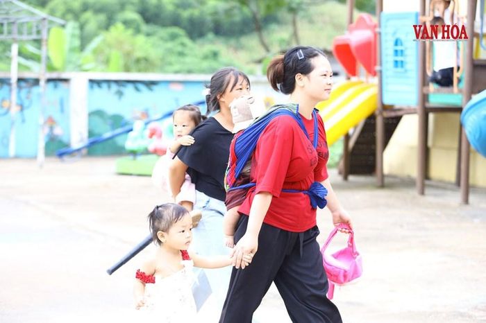 Bố mẹ đưa các học sinh đến trường trong không khí rộn ràng, vui tươi