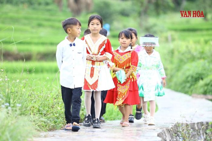 Các em học sinh vùng cao men theo con đường đến trường trong bộ trang phục mang đậm bản sắc văn hóa