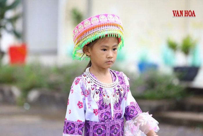 Bộ trang phục dân tộc rực rỡ sắc màu
