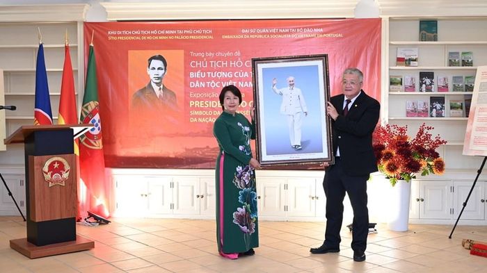 Bà Cù Thị Minh, Phó Giám đốc Khu Di tích Chủ tịch Hồ Chí Minh tại Phủ Chủ tịch tặng Chân dung Chủ tịch Hồ Chí Minh cho Đại sứ Đặc mệnh Toàn quyền nước CHXHCN Việt Nam tại Bồ Đào Nha Nguyễn Mạnh Thắng