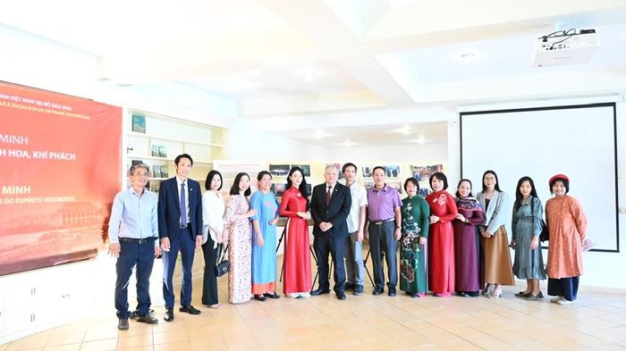 Các đại biểu chụp ảnh lưu niệm tại sự kiện