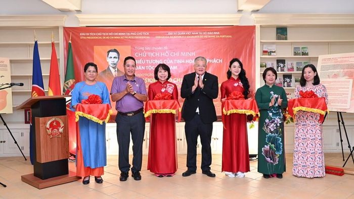 Các đại biểu cắt băng khai mạc trưng bày chuyên đề “Chủ tịch Hồ Chí Minh – Biểu tượng của tinh hoa, khí phách dân tộc Việt Nam”