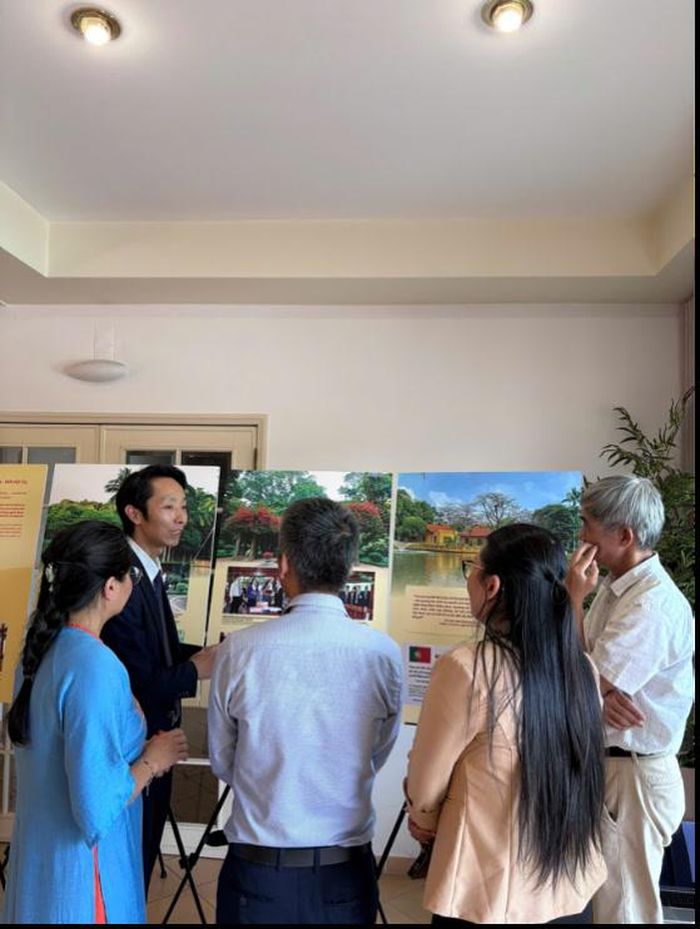 Du khách tham quan trưng bày