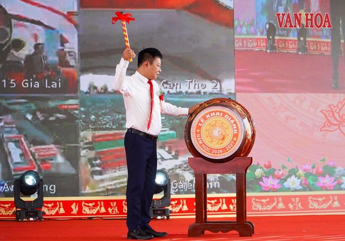 Ông Lương Sỹ Hiệp, Hiệu trưởng Trường Phổ thông nội trú liên cấp Tiểu học và THCS Sơn Kim 1, đánh trống khai trường