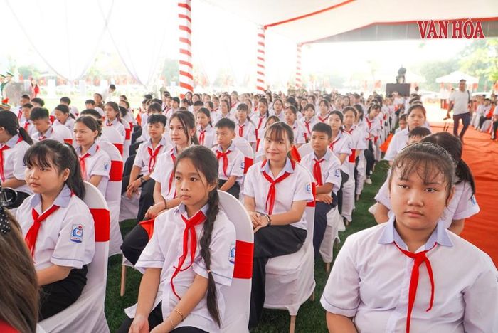 Các em học sinh tham gia lễ khai giảng tại ngôi trường mới trong niềm vui, háo hức