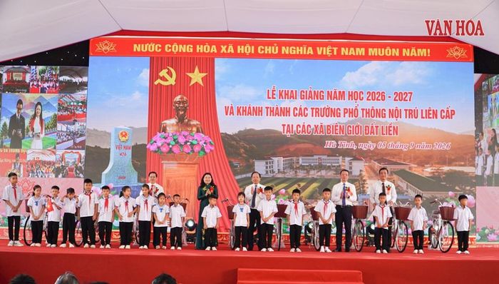 Lãnh đạo tỉnh Hà Tĩnh tặng quà cho nhà trường và các em học sinh tại Trường Phổ thông nội trú liên cấp Tiểu học và THCS Sơn Kim 1