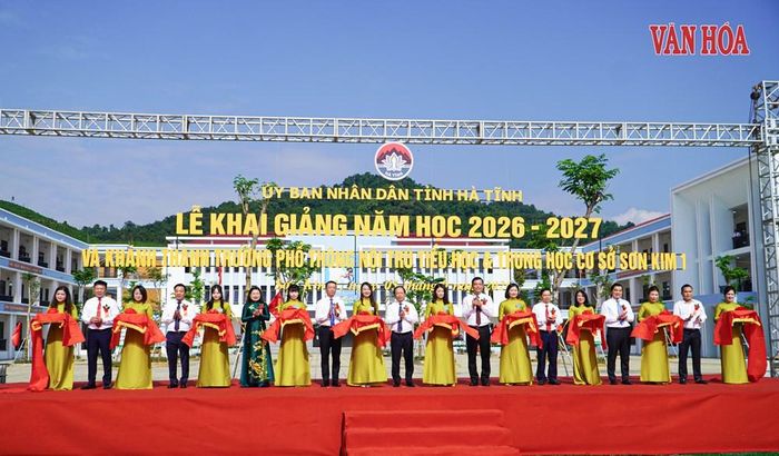 Các đại biểu cắt băng khánh thành Trường Phổ thông nội trú liên cấp Tiểu học và THCS Sơn Kim 1