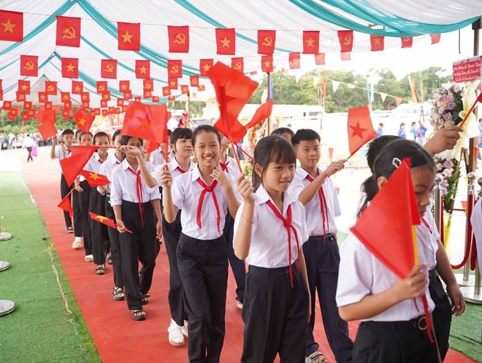 Học sinh các trường phổ thông nội trú liên cấp các xã biên giới tỉnh Gia Lai háo hức đến trường trong ngày khai giảng năm học mới