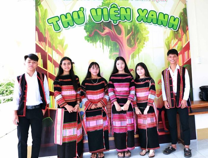Các em học sinh đồng bào dân tộc thiểu số của Trường PTDTNT THPT số 1 tỉnh Gia Lai háo hức với không khí rộn ràng trong ngày khai giảng