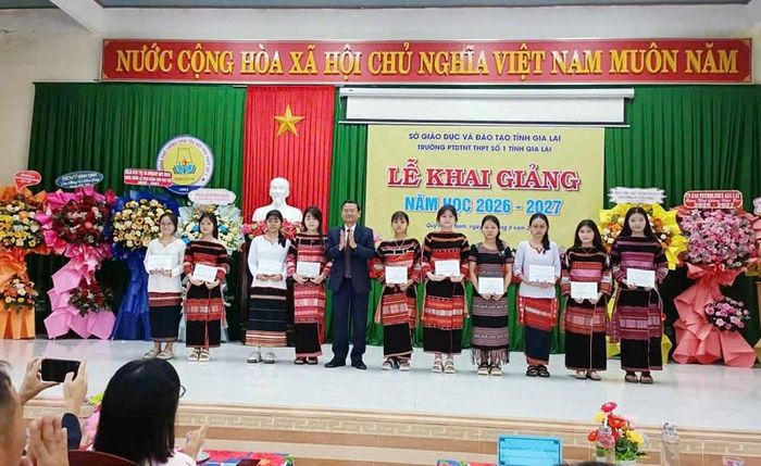 Ông Nguyễn Tự Công Hoàng, Phó Chủ tịch UBND tỉnh Gia Lai tặng quà cho học sinh Trường PTDTNT THPT số 1 tỉnh Gia Lai