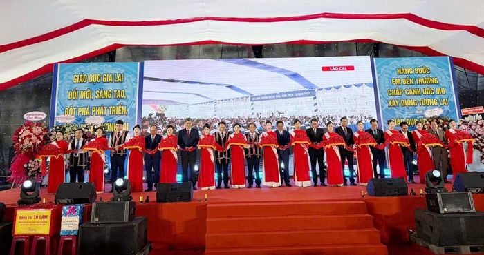 Phó Thủ tướng Chính phủ Hồ Quốc Dũng cắt băng khánh thành các trường phổ thông nội trú liên cấp các xã biên giới tỉnh Gia Lai