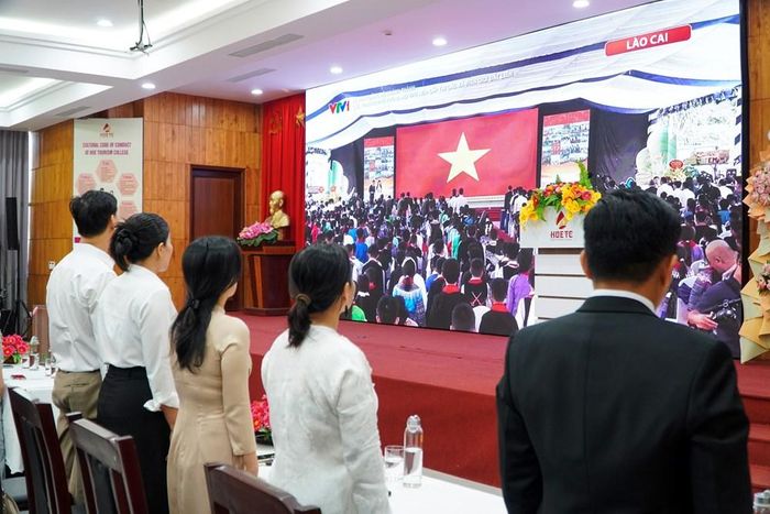 Thầy trò Trường Cao đẳng Du lịch Huế thực hiện nghi thức chào cờ tại Lễ khai giảng năm học mới 2026-2027. Ảnh: T.An