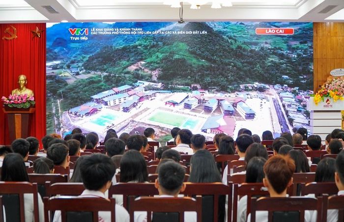 Học sinh Trường Cao đẳng Du lịch Huế tham gia Lễ khai giảng sáng 5.9. Ảnh: T.An