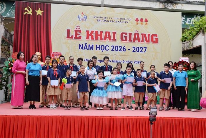 Tặng quà cho học sinh dịp khai giảng năm học mới