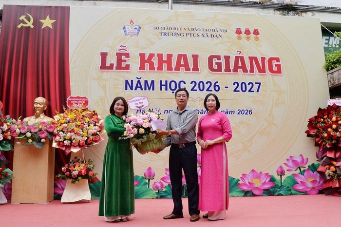 Các đơn vị bảo trợ, các nhà tài trợ, nhà hảo tâm tặng quà nhà trường và học sinh trong dịp năm học mới