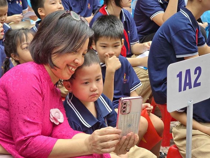 Những học sinh lớp 1 luôn được các cô giáo chăm sóc với tình thương đong đầy tại ngôi trường này