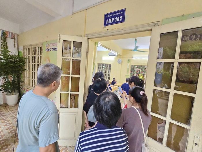 Phụ huy đứng ngoài cửa lớp ngóng theo con em mình trong ngày đầu tiên đến trường