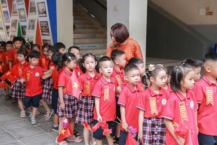 Hướng dẫn học sinh lớp 1 trong ngày đầu đến trường