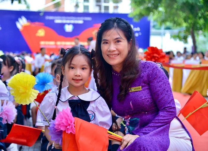 Cô giáo luôn bên cạnh các em học sinh