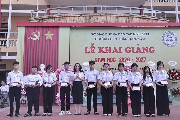 Trao tặng quà cho các em học sinh nhân dịp khai giảng
