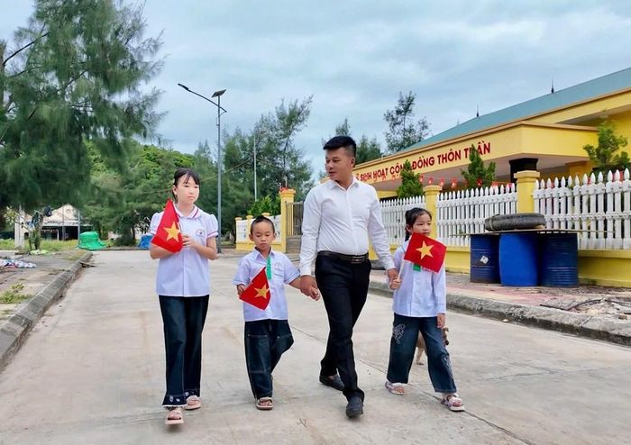 Thầy Trần Văn Luyện, giáo viên Trường Tiểu học và THCS Thanh Lân, đặc khu Cô Tô và 3 trò của mình tại điểm trường thôn Trần