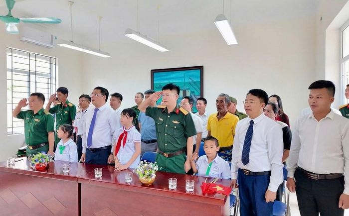 Chào cờ tại Lễ khai giảng năm học 2026-2027 ở điểm cầu thôn Trần