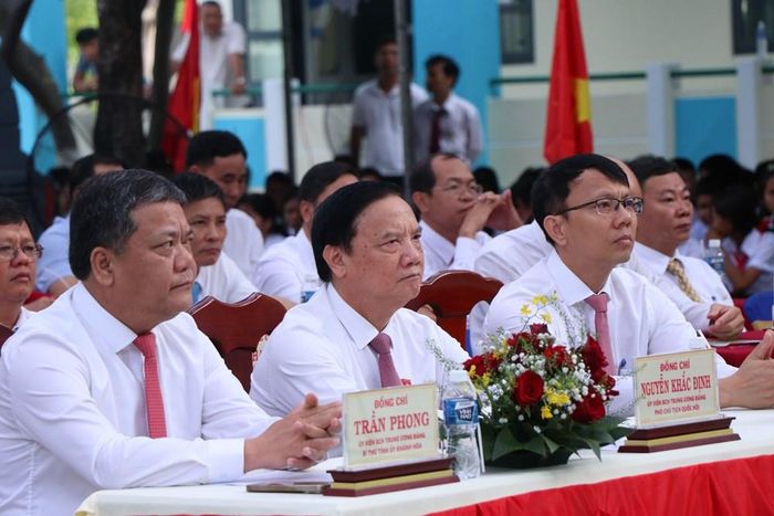 Ông Nguyễn Khắc Định, Phó Chủ tịch Quốc hội cùng lãnh đạo Tỉnh ủy, UBND tỉnh Khánh Hòa dự Lễ khai giảng điểm cầu đại diện của tỉnh Khánh Hòa đặt tại Trường PTDTNT THCS và THPT Pi Năng Tắc, xã Bác Ái Đông