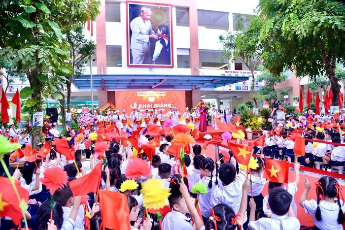Học sinh các trường tại Hà Nội hân hoan chào đón năm học mới