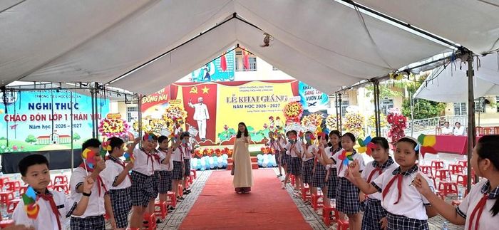 Cô và trò Trường Tiểu học Long An, phường Long Thành, TP. Đồng Nai chào đón năm học mới